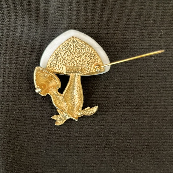 Vintage Napier Gold Tone Mushroom With White Cap Brooch Pin - Picture 5 of 5